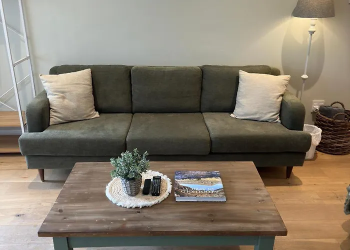 Camellia Cottage: Bay Room