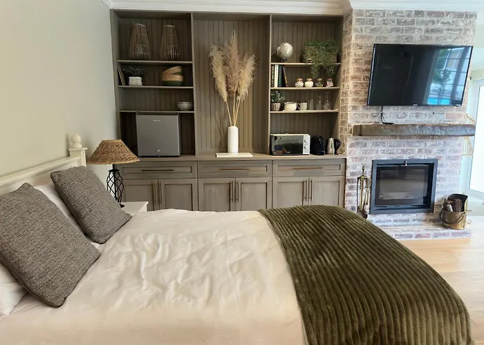 Camellia Cottage: Bay Room