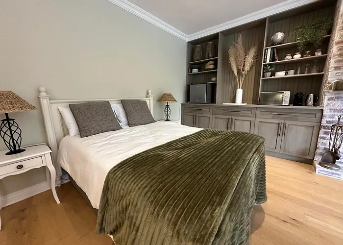 Camellia Cottage: Bay Room