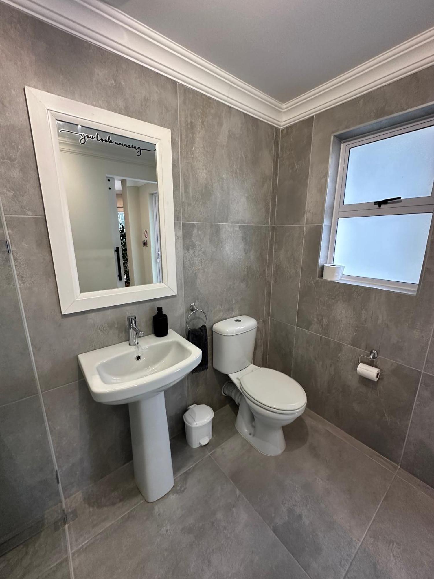 Camellia Cottage: Bay Apartment