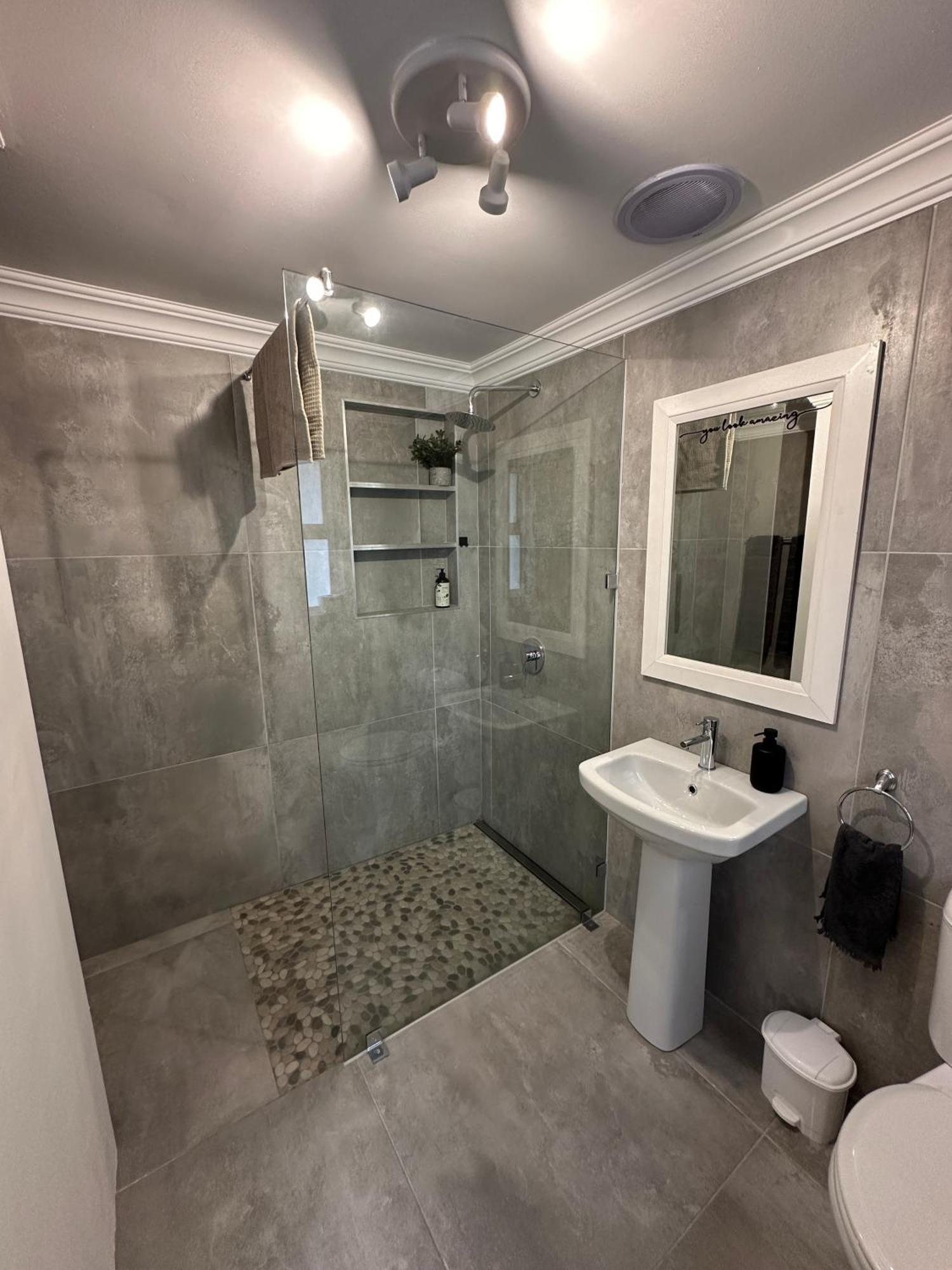Camellia Cottage: Bay Apartment