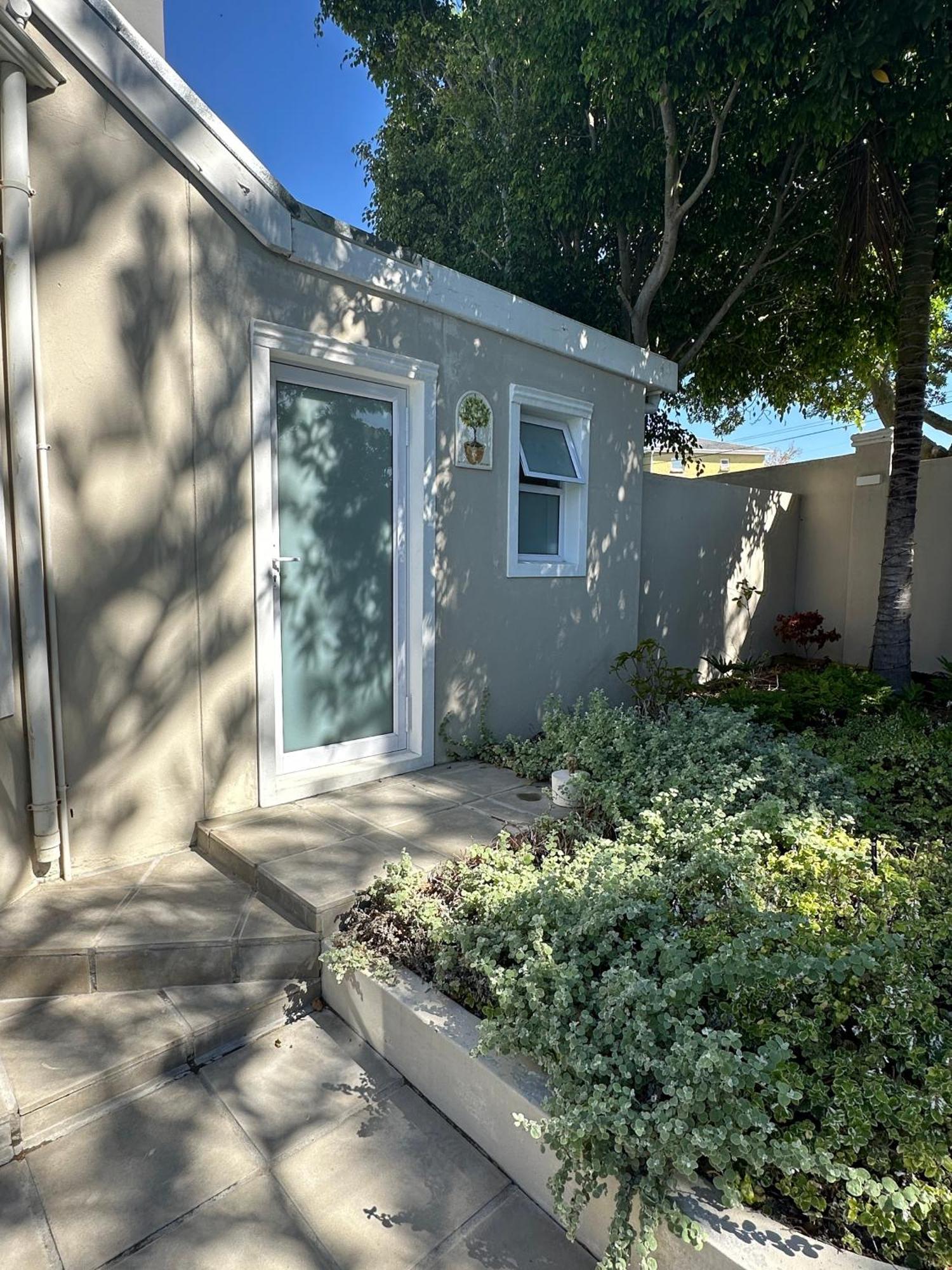 Camellia Cottage: Bay Apartment
